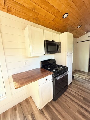 Private kitchen - Enjoyable 2-bedroom campground with AC in charming Cameron (Cameron)