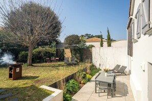 Outdoor dining - Pilomani Home - Cosy house 250 m from the beach (Jard-sur-Mer)