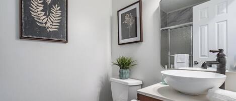 Secadora de cabello, toallas, jabón, papel de baño