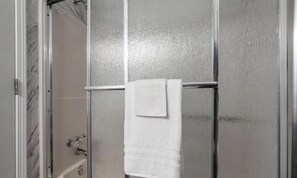 Séchoir à cheveux, serviettes fournies, savon, papier de toilette