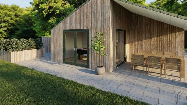 Eine moderne Holzhütte mit Glastür, einer Terrasse zum Sitzen und einem großen Baum im Hintergrund.