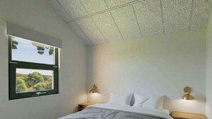 Ein modernes Schlafzimmer mit einem Bett, zwei Nachttischen, einem Fenster mit Blick und Wandleuchten.