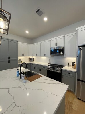 Private kitchen - Luxury Houston Home, Centrally Located, Up to 7 Guests (Houston)