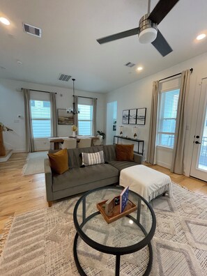 Living area - Luxury Houston Home, Centrally Located, Up to 7 Guests (Houston)