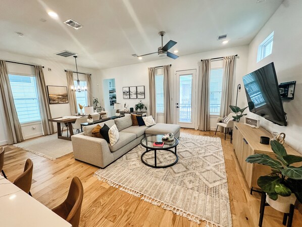 Living area - Luxury Houston Home, Centrally Located, Up to 7 Guests (Houston)