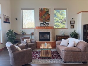 Smart TV, fireplace, books, stereo - Bridger Mountain Vista-Private, Clean, Hot Tub, Stunning Rocky Mountain Views (Bozeman)