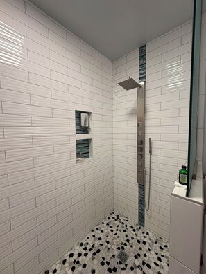 Hair dryer, towels, soap, shampoo - Bridger Mountain Vista-Private, Clean, Hot Tub, Stunning Rocky Mountain Views (Bozeman)