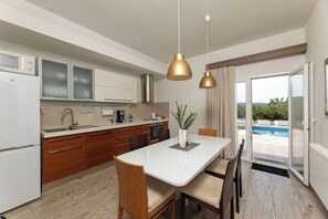 Wasserkocher mit Kaffee-/Teezubehör, Kühlschrank, Mikrowelle, Ofen