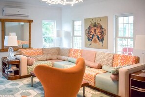 Living area - Beautiful 3-bedroom house in Abaco just minutes walk to Marina, Beach, & Turtles (North Abaco)