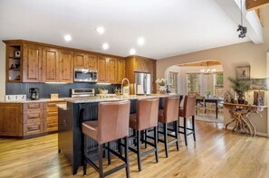 Microwave, oven, stovetop, dishwasher - MTN views - Sleeps 10 - Large Kitchen & Living Room - Great Family Retreat (Ellijay)