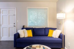 Living area - Midtown Sapphire ~ FIFA Stay ~ FREE Parking (Atlanta)