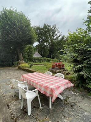 Outdoor dining - Chez Patrick (Vitrac)