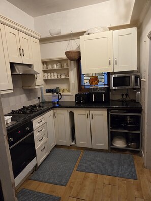 Microwave, oven, stovetop - The Loft Snug - Cosy Private Room, 20 Minute Train Access to Central London (London)