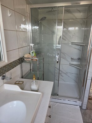 Shower, hair dryer, towels, soap - The Loft Snug - Cosy Private Room, 20 Minute Train Access to Central London (London)