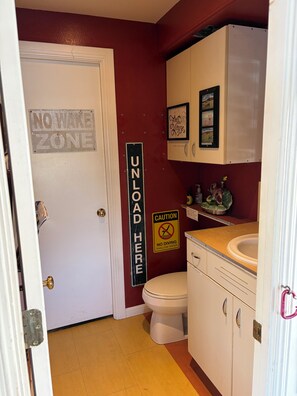 Shower, hair dryer, towels, soap - The Famous FloatHouse • Stay ON Lake Travis • Unlike Anything Else (Leander)