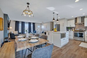 Interior - Retro Arcade & Entertainment Garage / Private Hot Tub / Comfy Beds (Edmonton)