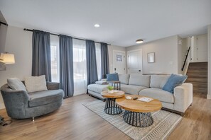 Smart TV, fireplace, video games, table football - Retro Arcade & Entertainment Garage/ Private Hot Tub/ Comfy Beds/ Pet-Friendly! (Edmonton)