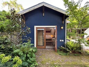 Exterior - Secret garden cottage studio retreat in Seattle's beachside neighborhood. (Seattle)