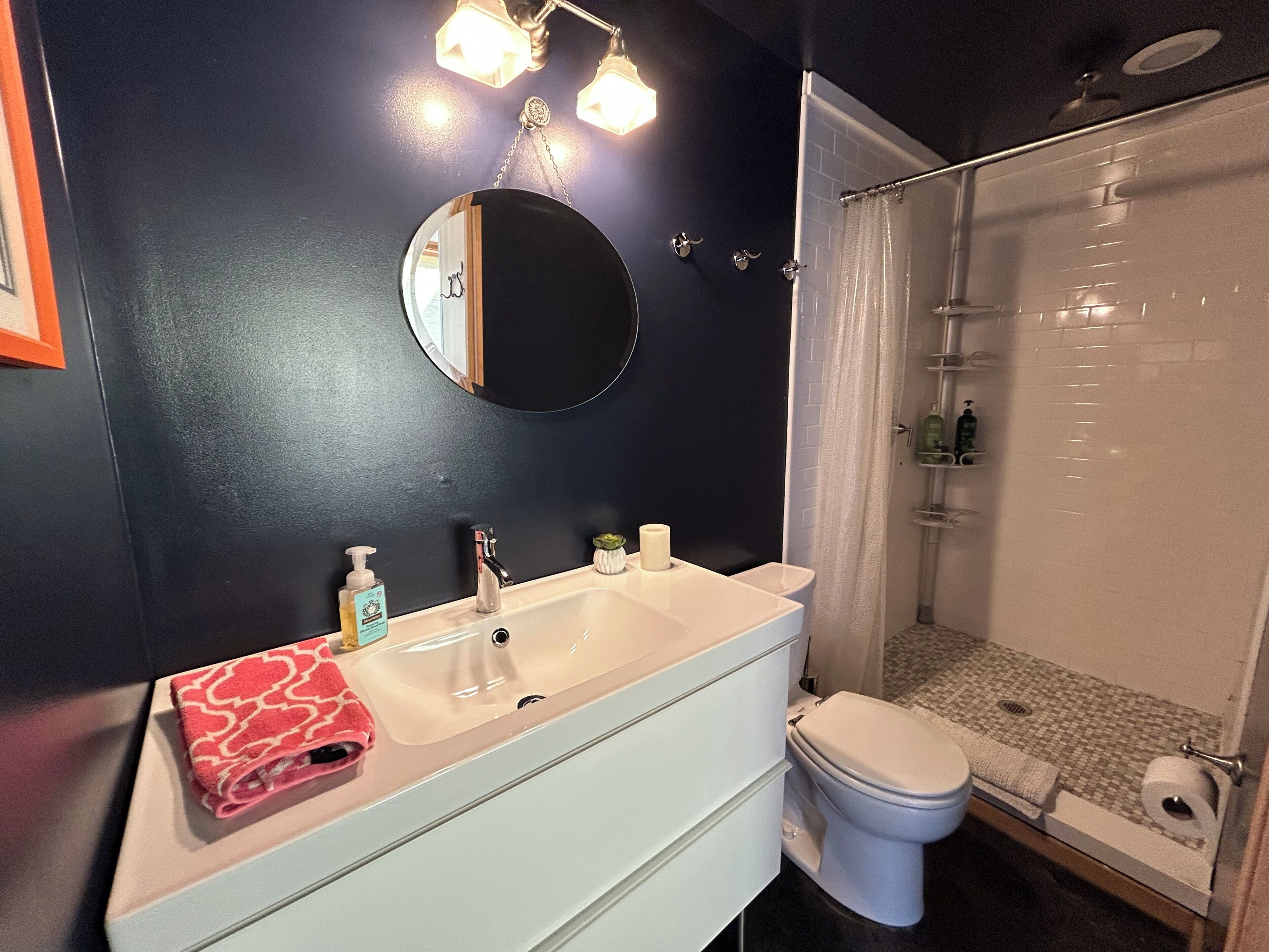 Sèche-cheveux, serviettes fournies, savon, papier toilette
