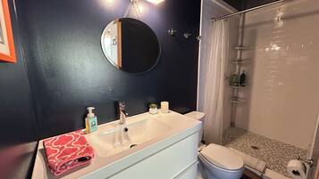 Sèche-cheveux, serviettes fournies, savon, papier toilette
