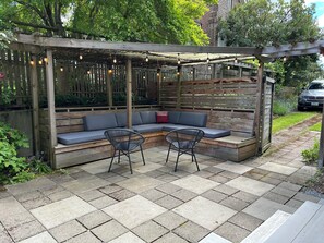 Terrace/patio - Secret garden cottage studio retreat in Seattle's beachside neighborhood. (Seattle)