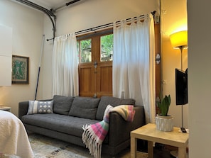 Smart TV - Secret garden cottage studio retreat in Seattle's beachside neighborhood. (Seattle)