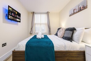 4 bedrooms, iron/ironing board, WiFi, bed sheets - Spacious 4-Bed Home in MCR Ideal for Groups (Manchester)
