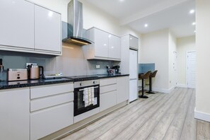 Private kitchen - Spacious 4-Bed Home in MCR Ideal for Groups (Manchester)