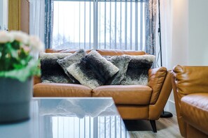 Living area - Spacious 4-Bed Home in MCR Ideal for Groups (Manchester)