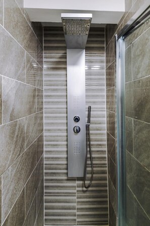 Regadera, secadora de cabello, bidet, toallas