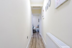 Interior - Spacious 4-Bed Home in MCR Ideal for Groups (Manchester)