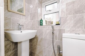 Regadera, secadora de cabello, bidet, toallas