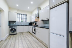 Private kitchen - Spacious 4-Bed Home in MCR Ideal for Groups (Manchester)