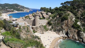 A coastal town with a castle, beach, and rocky cliffs. - Apartment in Tossa de Mar Near Beach (Tossa de Mar)