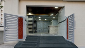 Ingresso di un hotel con una rampa che conduce alla reception.