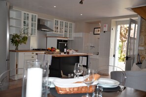 Dining - The Cottage, Les Chouettes, Dordogne Valley where memories are made (Trémolat)