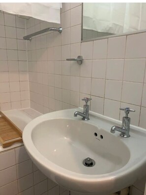 Bathroom - Stay in the Barbican! Quiet, peaceful studio (London)