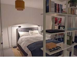 Iron/ironing board, WiFi, bed sheets - Stay in the Barbican! Quiet, peaceful studio (London)