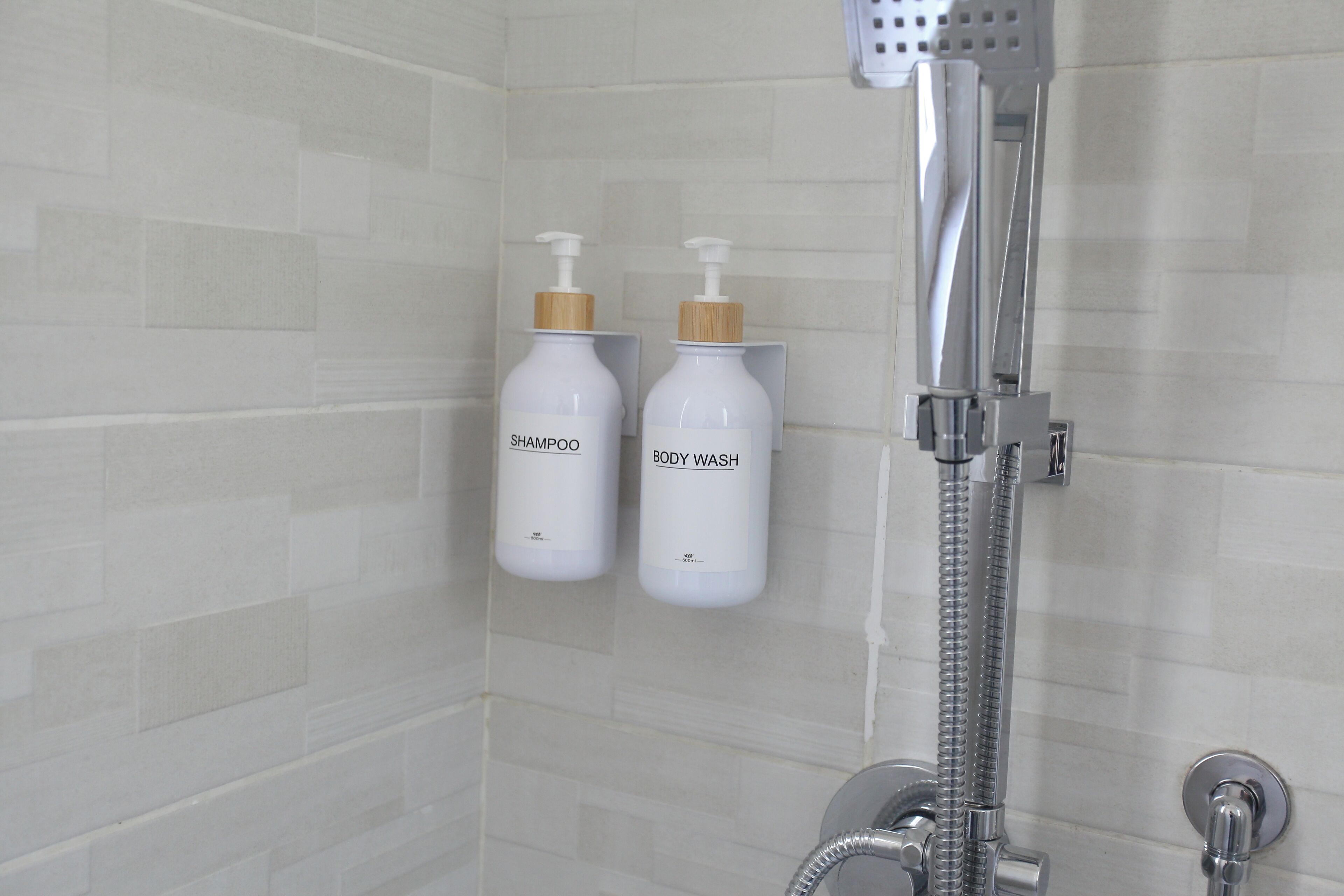 ヘアドライヤー、タオル、石鹸、トイレットペーパー