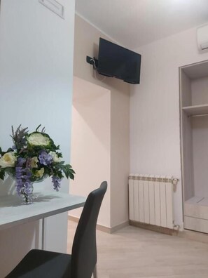 经典三人房, 阳台, 庭院景观 | 住宿内部