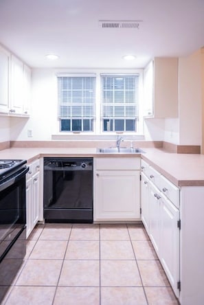 Microwave, oven, stovetop, dishwasher - Close to the Oxford Square! Quiet condo close to everything Oxford has to offer (Oxford)
