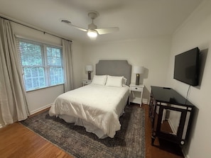 2 bedrooms, iron/ironing board, WiFi, bed sheets - Close to the Oxford Square! Quiet condo close to everything Oxford has to offer (Oxford)