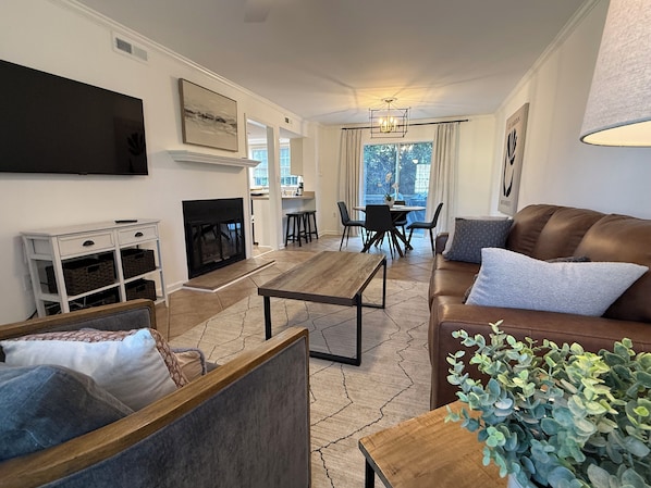 TV - Close to the Oxford Square! Quiet condo close to everything Oxford has to offer (Oxford)