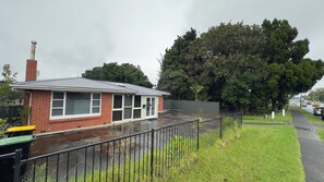 Exterior - Spacious 2BR Retreat for Family & Friends (Tauranga)