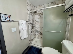 Douche, sèche-cheveux, serviettes fournies, savon