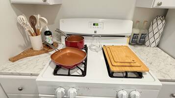 Een magnetron, een oven, een kookplaat