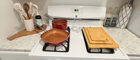 Four à micro-ondes, un four, surface de cuisson