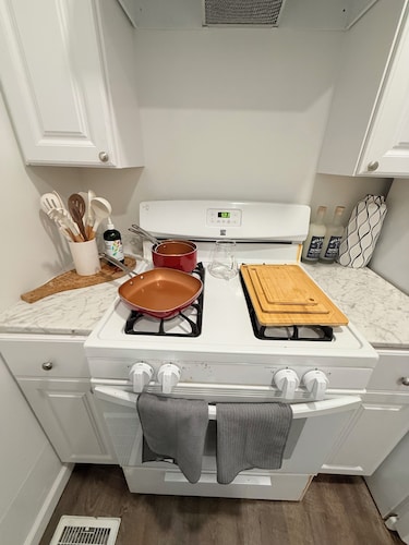 Peaceful 1-bedroom apartment in charming Pittsburgh for your stay