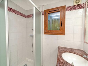 Cottage | Bathroom
