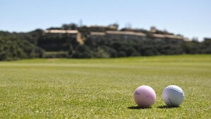 A golf course with two golf balls on the grass. - Apartment Inmas Nou With Shared Pool (Castell-Platja d'Aro)